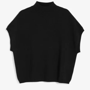 Svart polotröja - Snygg svart polotröja med korta ärmar och en hög krage. Liknar den tröjan från soft goat❤️