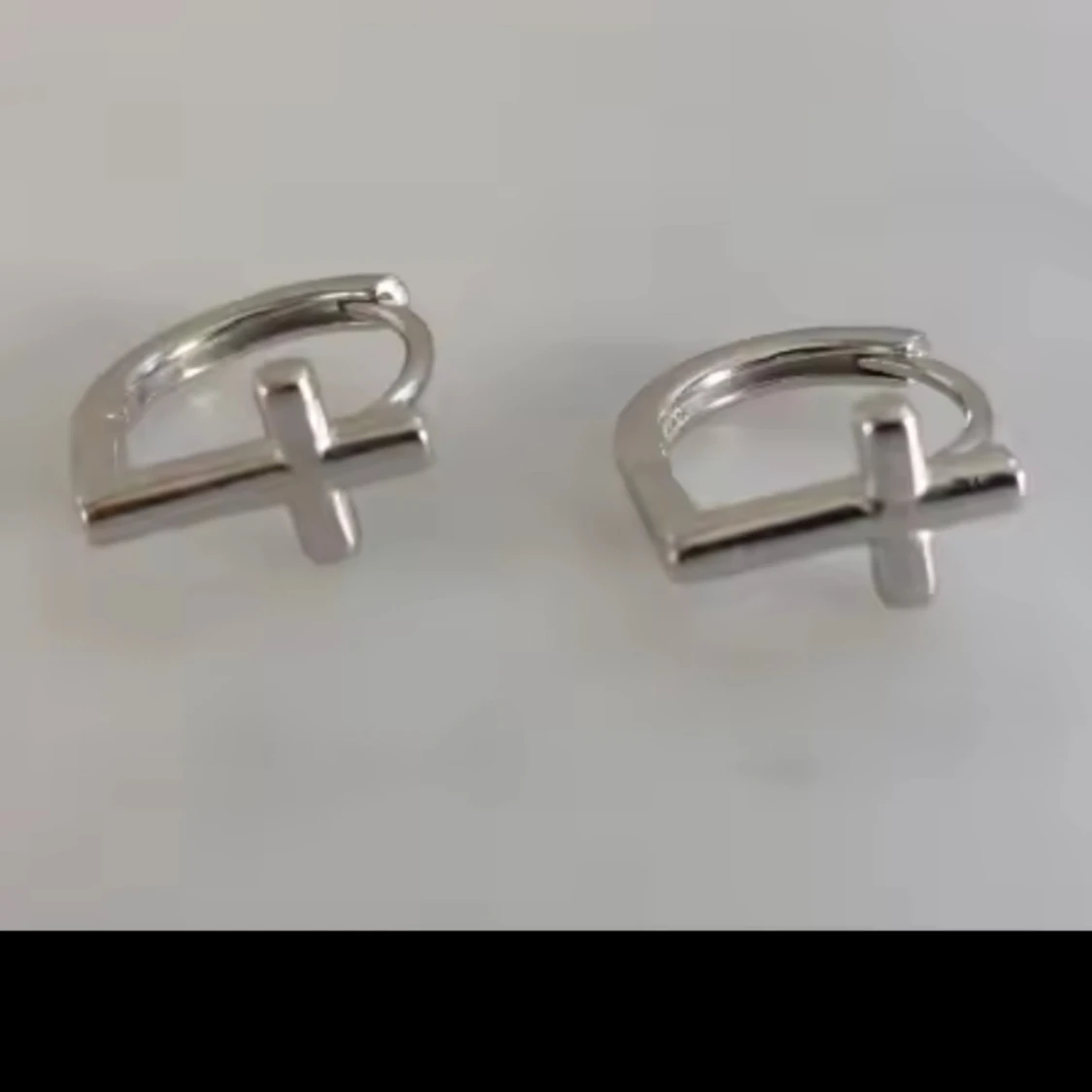 Silverörhängen med korsdesign - 1