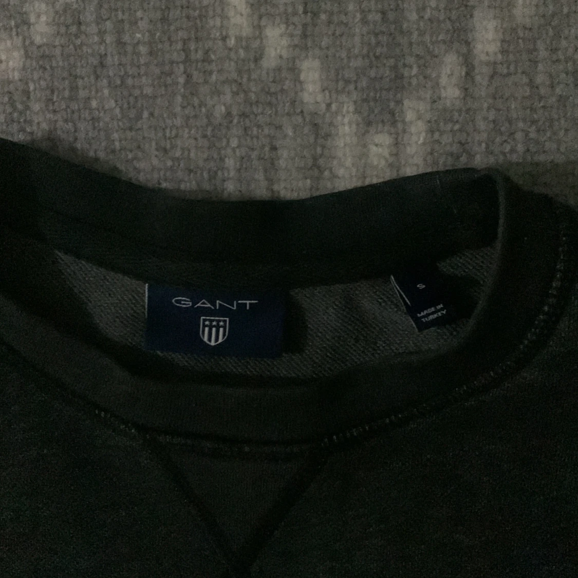 Svart sweatshirt från GANT - 1