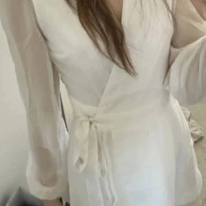 Vit studentklänning !sänkt pris!  - Vit klänning från Bubbelroom som passar till student eller annat firande. Använd en gång, inga fläckar eller andra defekter🩷🩷 