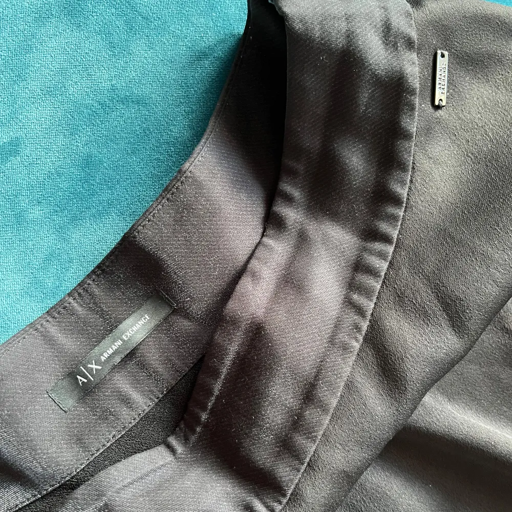 Snygg svart kjol från Armani Exchange med en klassisk A-linjeform. Kjolen har en enkel design som gör den lätt att matcha med olika toppar. Perfekt för en stilren look. Använd fåtal gånger, väldigt bra skick.. Hameet.