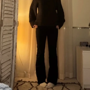 Svarta byxor från Gina Young  - Snygga svarta byxor från Gina Tricot med bootcut-stil. Byxorna är mid waist och har en fin design på fickorna. Perfekta för en stilren look. I st 170. Köpta för 450