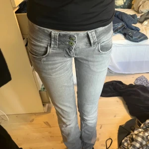 Gråa pepe jeans  - Snygga grå jeans från pepe jeans med låg midja och rak passform. De har en klassisk femficksdesign och stängs med en dragkedja och knapp framtill. De va för stora för mig så jag måste tyvärr sälja vidare dom. Bilderna är inte mina! Bilderna är från förra säljaren🥰