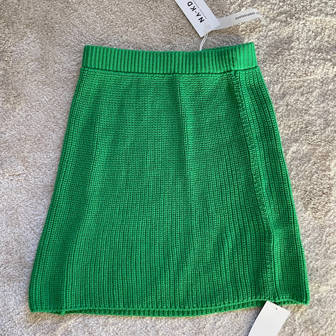 Grön stickad kjol från NA-KD M-L oanvänd  - 1