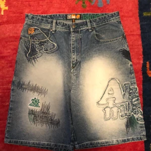 rare 90s akademiks baggy jorts 36cm benöppning - rare jorts bra kondition med få defekter mjukt matrial med bra wash. 45cm waist 67.5cm långa 35 lår och 36 cm benöppning.