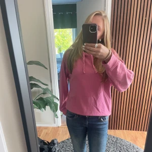 Rosa hoodie från Zara - Säljer en snygg rosa hoodie från Zara i storlek M. Den har en klassisk design med huva och långa ärmar, perfekt för en avslappnad stil. Passar bra till allt. Hör av dig vid intresse! 💖Lite lite nopprig men inte mycket, därav nedsatt pris. 