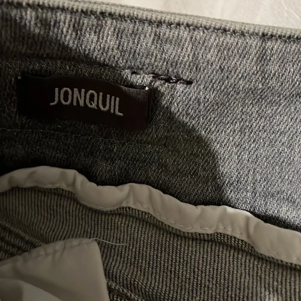 Snygga grå jeans från LTB med en klassisk design. De har en knappgylf och femficksmodell. Perfekta för en avslappnad stil.. Farkut & Housut.