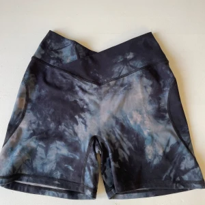 Alphalete surface power short  - Mycket bekväma och fina shorts från Alphalete. Köpta för 550 kr och fint skick! Uppskattar dessa att passa mellan S/M då de är väldigt stretchiga. 