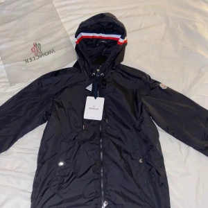 Moncler winbreaker - Säljer dena feta och stilrena Moncler windbreaker i storlek 1/S som är perfekt nu till våren det är nyskick och pris går att diskutera vid smidig affär 
