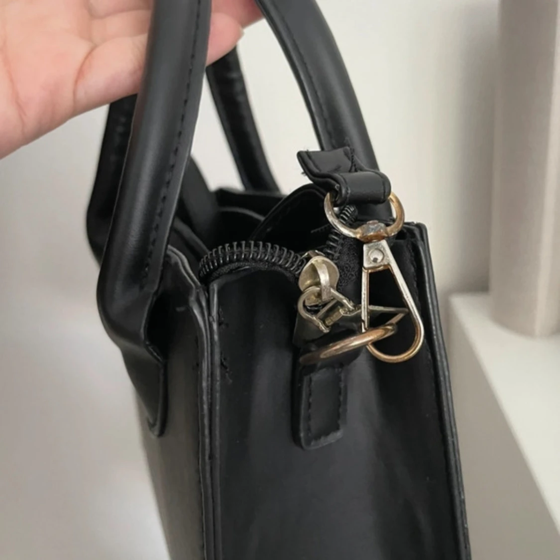 Liten svart handväska  - 1