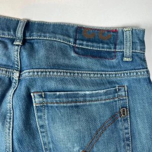 Dondup George  - Säljer mina fräscha dondup jeans med snygga slitningar och skit snygg färg som är i storlek W33