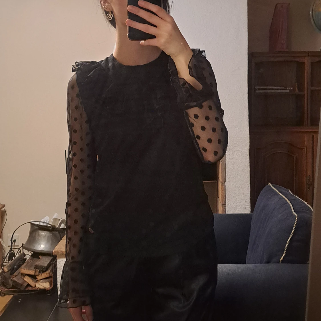 Svart prickig blus med volangdetalj