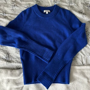 COS stickad tröja  - Så härlig stickad tröja från COS, aldrig använd 💙