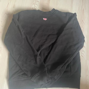 Diesel sweatshirt - Diesel tröja i bra kondition. Tvättad ett par gånger. Köptes för 1600
