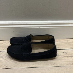 Mörkblå loafers i mocka - Snygga mörkblå loafers i mocka med en klassisk design. Perfekta för en stilren look. Skorna har en bekväm sula och är lätta att matcha med olika outfits. Bra till sommaren 