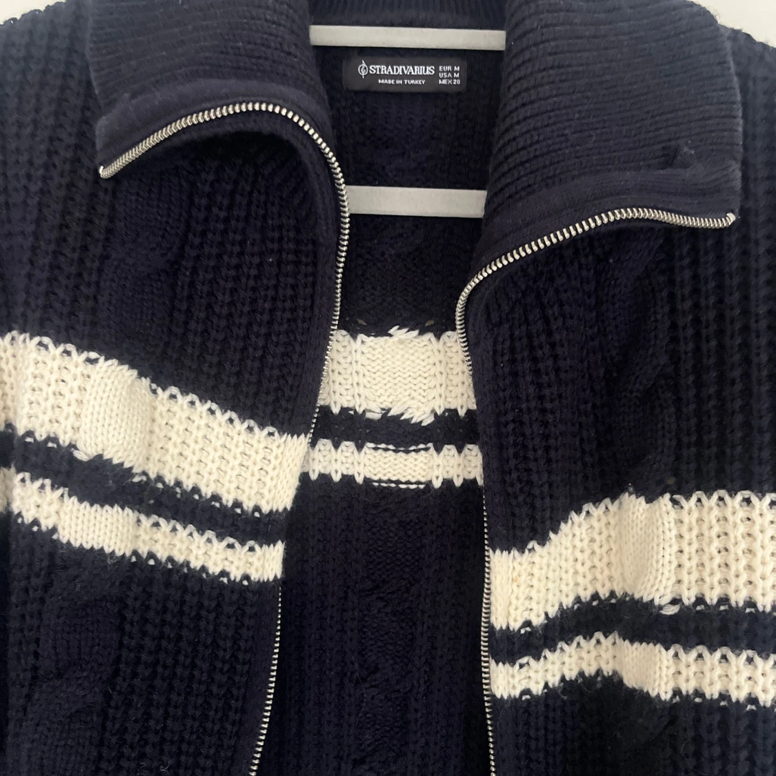 Marinblå stickad kofta från Stradivarius - 1