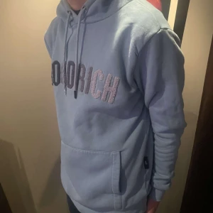 Ljusblå hoodie från Hoodrich  - Säljer en jävligt fet Hoodie från hoodrich bra skick används inte längre men är bekväm och skön. Storleken ligger runt medium ska funka på barn och vuxna 😁