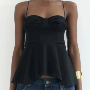 Svart zara topp - Snygg svart topp från zara som är slutsåld!! Oanvänd💓💓