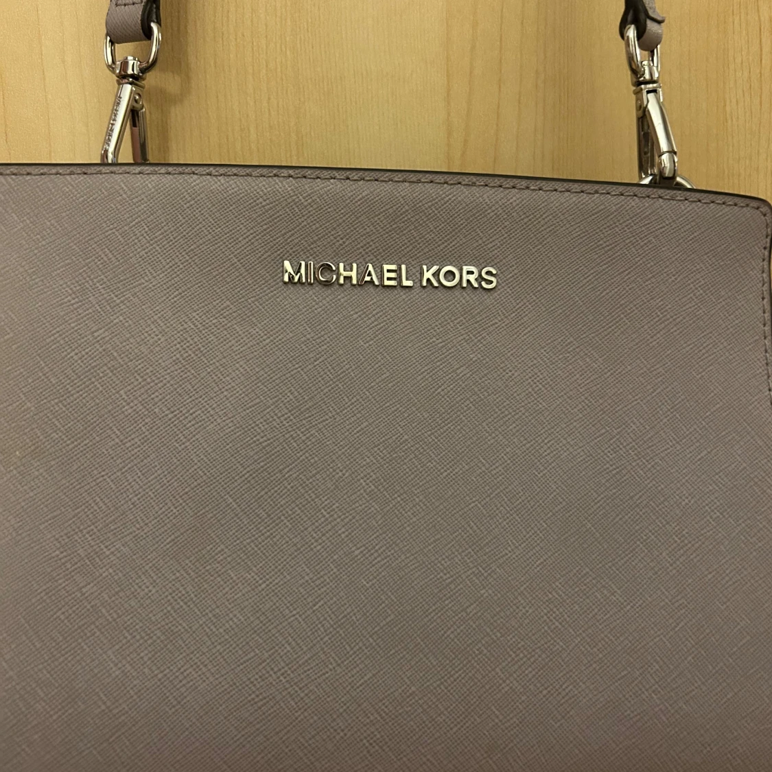 Grå axelväska från Michael Kors - 1