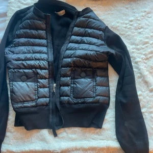 Moncler cardigan - Hej vill någon byta min Moncler cardigan mot en annan Moncler cardigan fast i en annan färg🩷