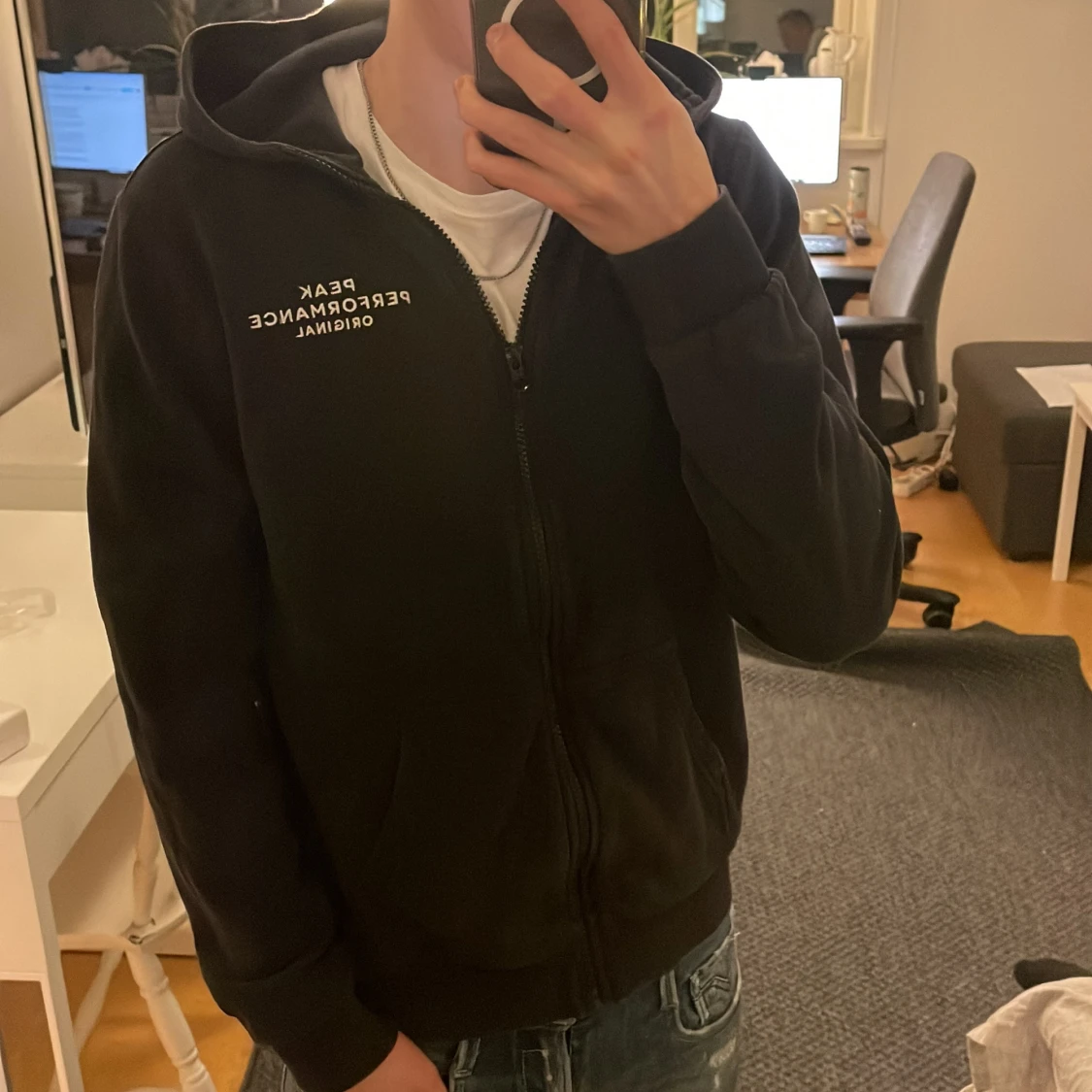 Svart hoodie från Peak Performance