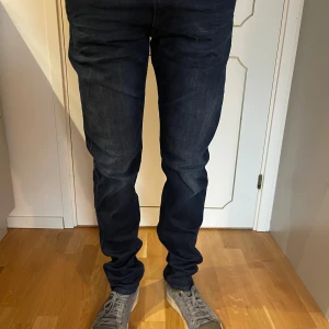 Replay anbass - Helt nya replay anbass jeans||Storleken är 31 34, och modellen är 187cm||Ny pris 1600:- mitt pris 739:-|| pris går att diskutera, fråga gärna frågor!