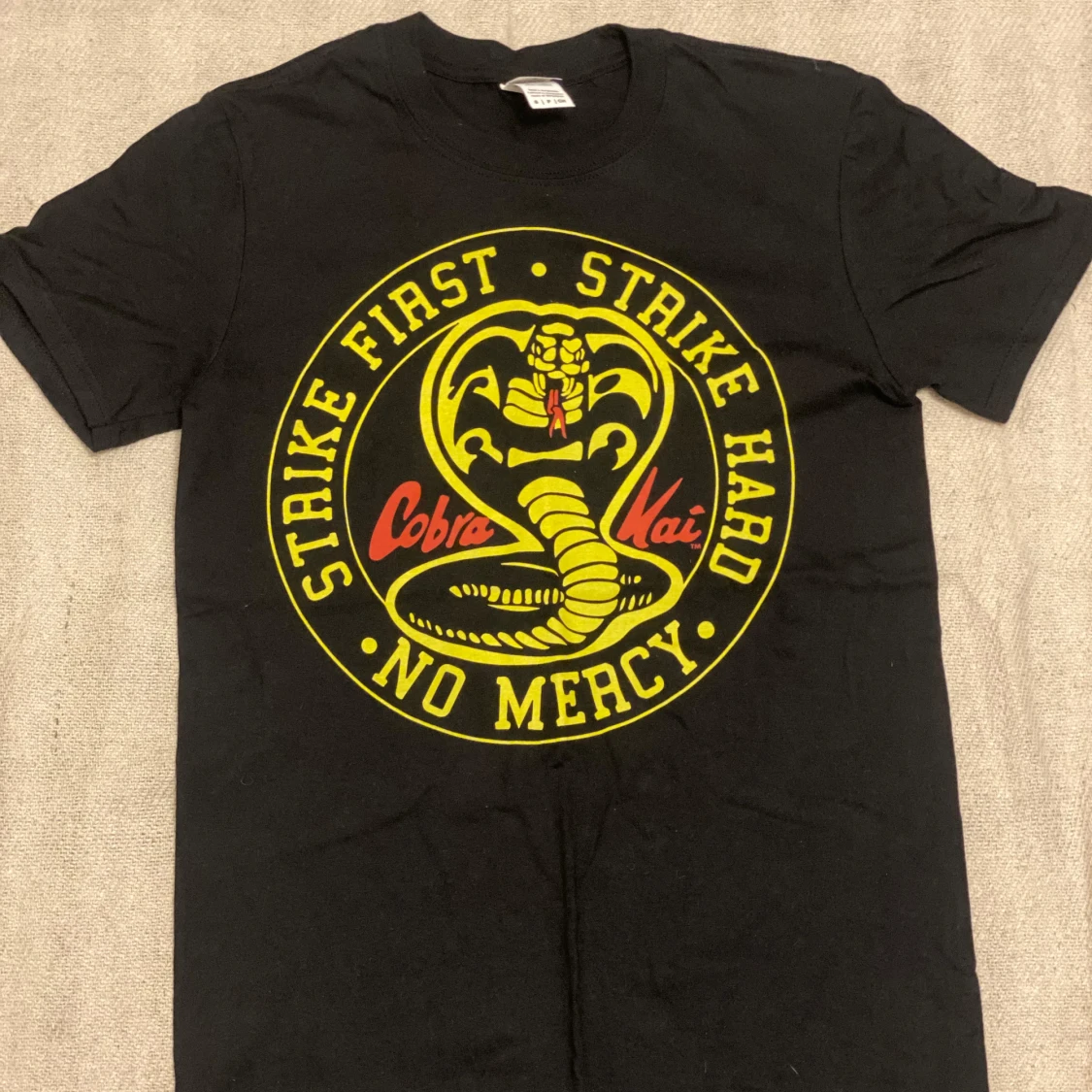 Svart Cobra Kai t-shirt från Gildan