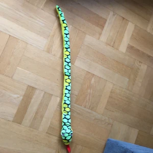 En gossedjurs orm med gul grönt mönster. - Säljer en gossedjurs orm med grön-gult mönster. Den har råda ögon och röd tunga. Den är köpt från fun ideas!😝😍