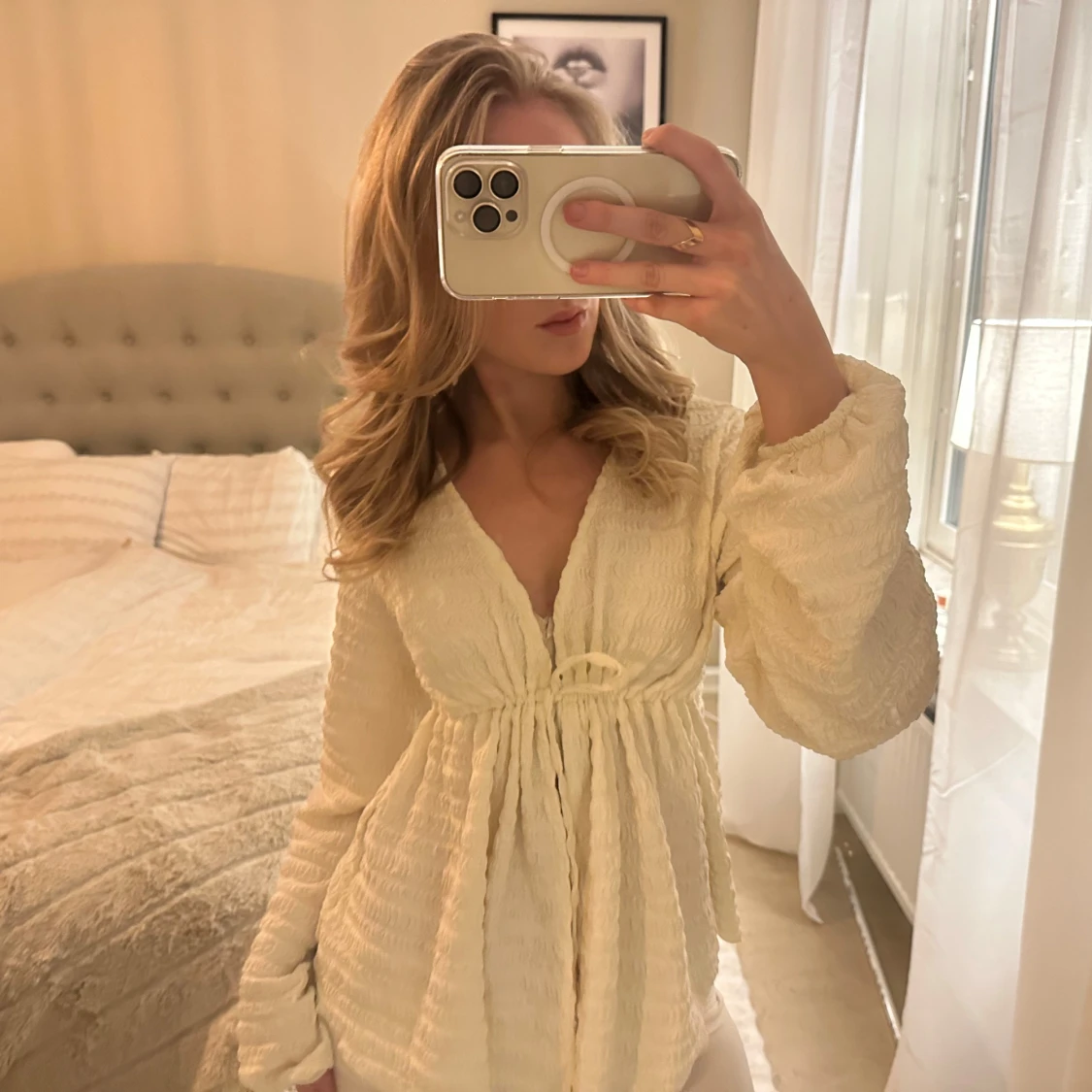 Vit långärmad blus med knytband - 2