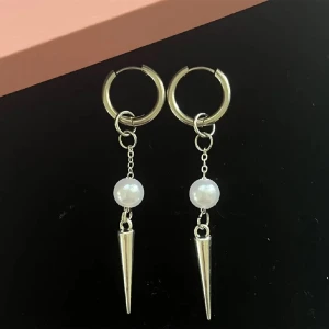 Örhängen pärlor taggar - Har flera inne!