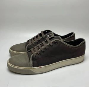 Mörkgröna Lanvins (dunder skick) - Snygga mörk gröna sneakers med snörning och en ljusare sula. Skorna har en stilren design med en kombination av olika gröna nyanser. Perfekta för en avslappnad stil. Det är bara kontakta mig ifall du är intresserad 🤪.                                                         Om du har något i byte är jag gärna intresserad bara skriva 🤩