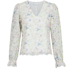 Neo noir blus  - Säljer en fin blommig blus från Neo Noir med spetsdetaljer. Storlek xs köpt på Minto för 749kr. I nyskick, helt oanvänd.Den är i pastellfärger, perfekt för vår och sommar! 💕