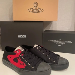 Vivienne Westwood skor kille - Feta Vivienne Westwood dojor som aldrig (!!) använts. Skickas i originalförpackning. 