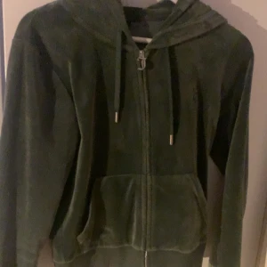 Grön hoodie från Juicy Couture - Juicy couture tröja. Säljer pga inte riktigt min stil. Helt ny, bara provad. Orginalpris:900kr