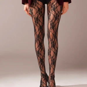 Svarta spetsstrumpbyxor - Snygga svarta strumpbyxor med spetsmönster. Aldrig använda men går inte att lämna tillbaka 