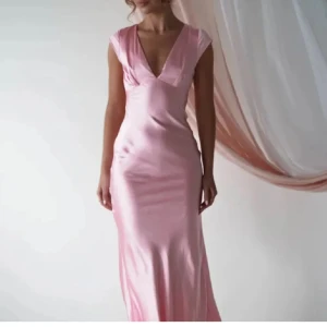 Rosa balklänning oh hello clothing  - Jätte fin rosa långklänning i satin med v-ringad framsida och lite öppen rygg och snörning. Perfekt som balklänning. Klänningen är köpt på Plick men är enbart testad och helt ny med prislappar kvar. Skriv för egna bilder eller något annat ni undrar över ! Pris kan diskuteras💕💕