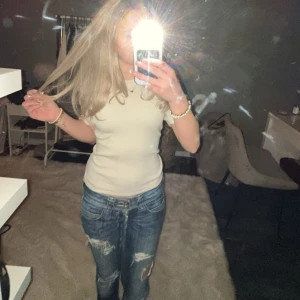 Beige kortärmad topp - Säljer en stilren beige kortärmad topp. Perfekt för en avslappnad look. Toppen har en enkel design och är lätt att matcha med olika outfits. Den har  dessutom jätte mjukt material ❣️❣️