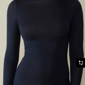 Mörkblå långärmad topp från intimissimi - Mörkblå långärmad topp från intimissimi . Perfekt för en stilren look med sin enkla design och mjuka material. Passar utmärkt till både jeans och kjol.