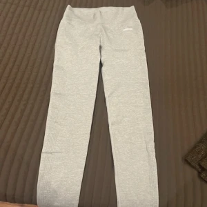 Scrunch seamless tights light grey melange från Aware nutrition storlek:M/L   - Snygga grå leggings från Aware i mjukt och stretchigt material. Perfekta för en avslappnad stil eller träning. De har en tight passform och en bekväm midja. Köpte från aware nutrition. Storlek:M/L. Köpte för 479 kronor och jag säljer för 275 kronor. 