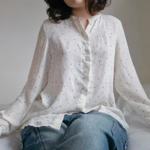 Fin skjorta H&M - Stilren blus/ skjorta med hjärtmönster från H&M! 🌸  Vid passform, knäpps med knappar framtill. Storlek S men passar även M. Finns ett litet streck på baksidan och några lösa trådar (se de sista 2 bilderna). I övrigt i fint skick!
