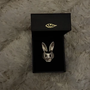 Maria Nilsdotter Ring  - Jätte unik ring från maria Nilsdotter som ej säljs längre🥰. Har inte använd den så mycket så skicket är 10/10. Nypris: 4600 om jag minns rätt. Pris kan diskuteras vid snabb affär, box, påse och kvitto medföljer 