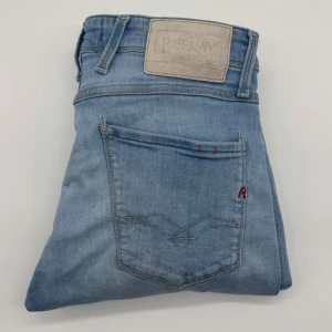 REPLAY ANBASS JEANS  - - Replay anbass jeans - Slim fit passform - Storlek W30/L32 - Nypris runt 1800kr -  Deluxecloset