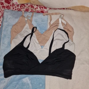 3-pack bh utan bygel!  - 3 st bh:ar från H&M i svart, vit och nude färgat! Knappt använda och är i fint skick! Funkar nog bäst för B-D kupor! I storlek L