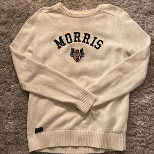 Vit Morris tröja - Säljer en stilren vit tröja från Morris. Tröjan är i väldigt fint skick, 9/10. Den är skön och passar till det mesta. Nypris ~ 1500 Mitt pris: 450 skriv gärna över frågor och funderingar.