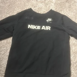 Svart sweatshirt från Nike Air - Säljer en svart sweatshirt från Nike Air. Tröjan är i storlek XL i barnstorlek 