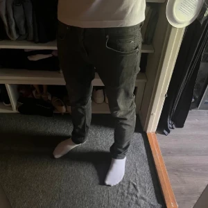 J.lindeberg jeans - Hej, säljer nu dessa snygga grå jeans från det populära märket j.Lindeberg. Jeans är i nyskick då de knappt är använda. Dem har en snygg passform då de är slim fit. Hör gärna av er vid fler frågor mvh Casper