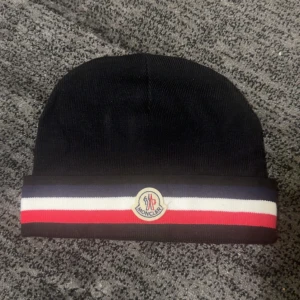 Svart mössa från Moncler - Mössan är helt ny aldrig använt