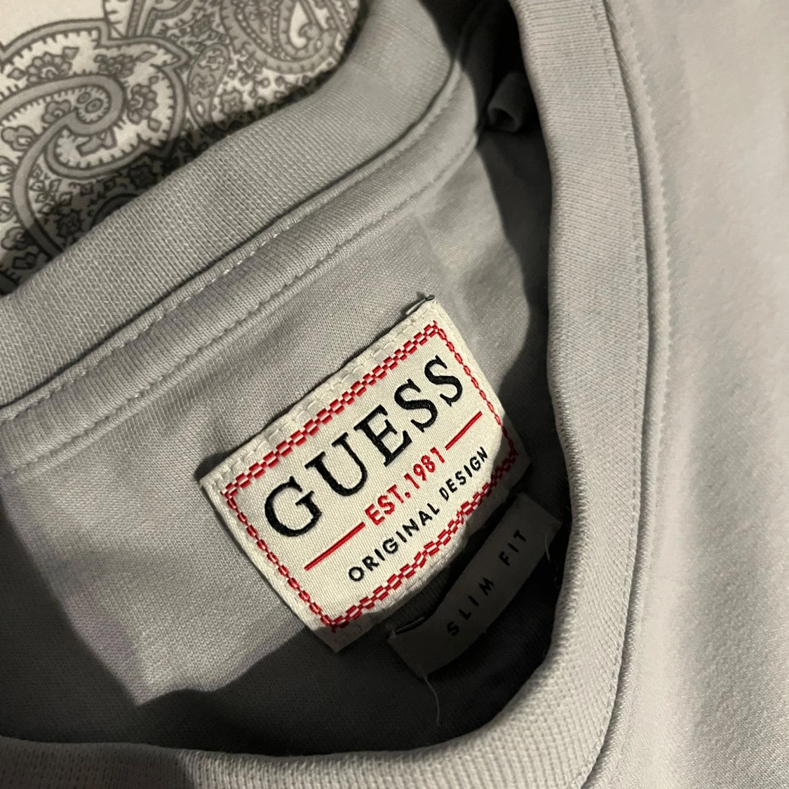 Grå långärmad tröja från Guess - 1