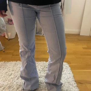 Slutsålda hm jeans - Snygga ljusblå lågmidjade byxor med fickdetaljer med knappar. Helt slutsålda💋