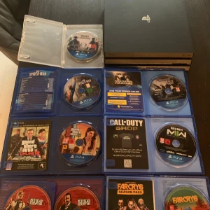 PlayStation 4 Pro med spel - Säljer en PlayStation 4 PRO med flera populära spel. Inkluderar titlar som Spider-Man, Call of Duty: Modern Warfare, Grand Theft Auto V, Red Dead Redemption 2 och Far Cry 6. Perfekt för spelentusiaster som vill ha en varierad spelupplevelse.